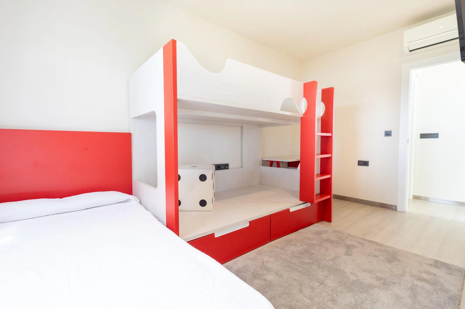 DUPLEX ADOSADO CON PISCINA y SOLARIUM CON JACUZZI