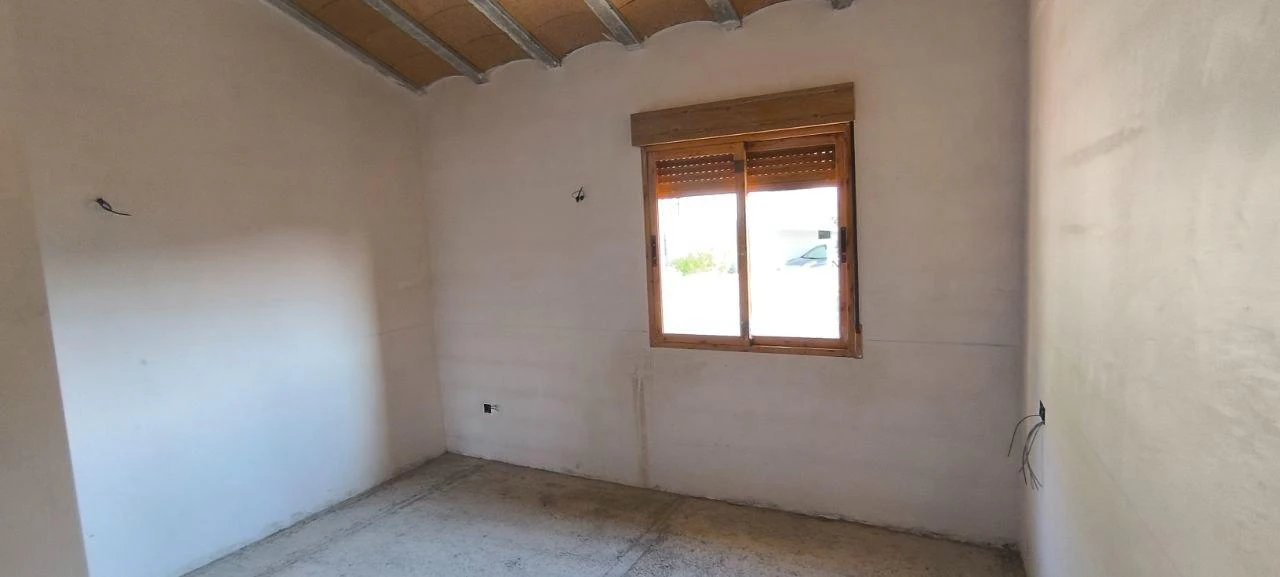 Amplia Casa con Terreno Rústico en Ricote por solo €100,000