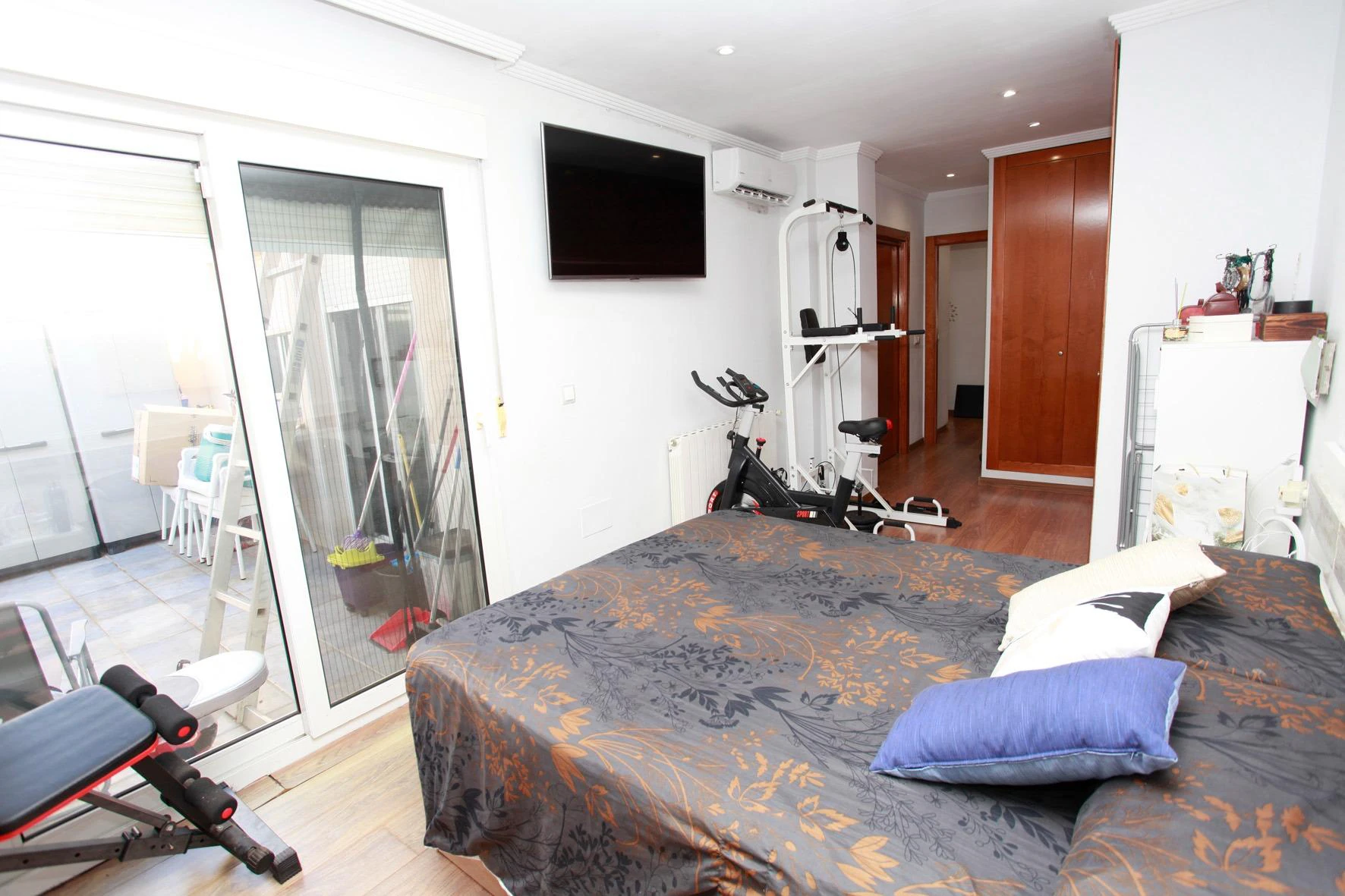 ¡ESPACIO ESPECTACULAR! Piso único 2 habitaciones( antes 3)Y 2 BAÑOS UNO EN SUITE con salón gigante, patio, vestidor y azotea privada