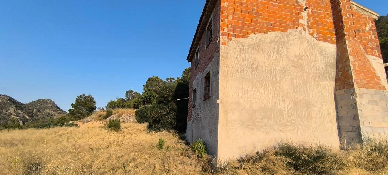 Amplia Casa con Terreno Rústico en Ricote por solo €100,000