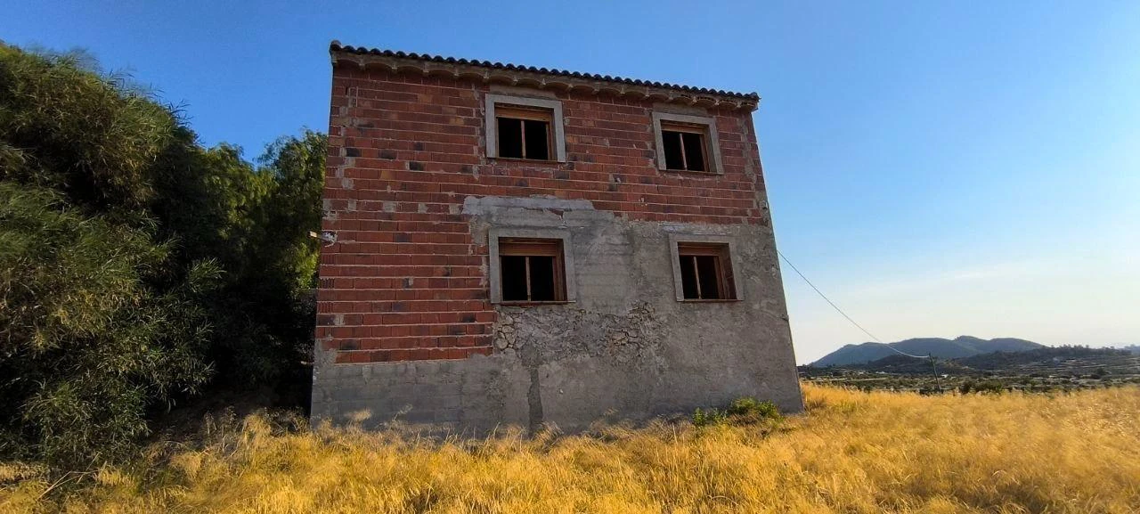 Amplia Casa con Terreno Rústico en Ricote por solo €100,000