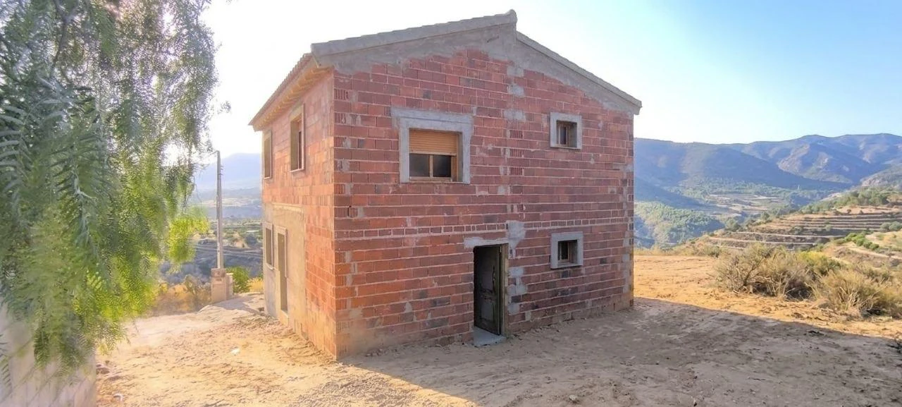 Amplia Casa con Terreno Rústico en Ricote por solo €100,000