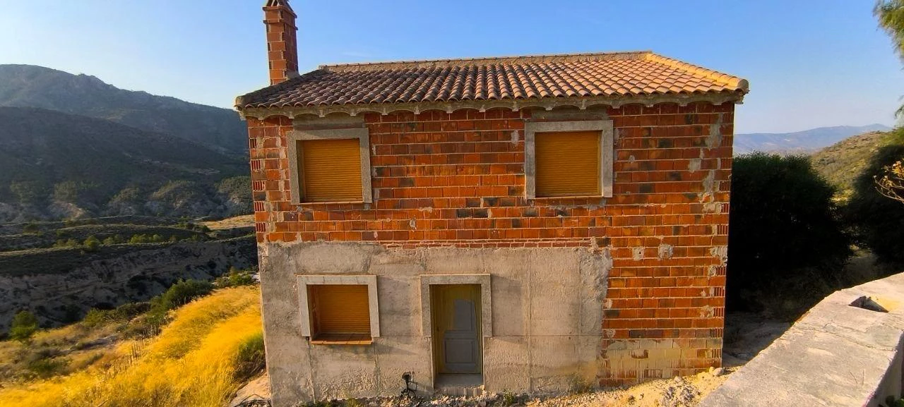 Amplia Casa con Terreno Rústico en Ricote por solo €100,000