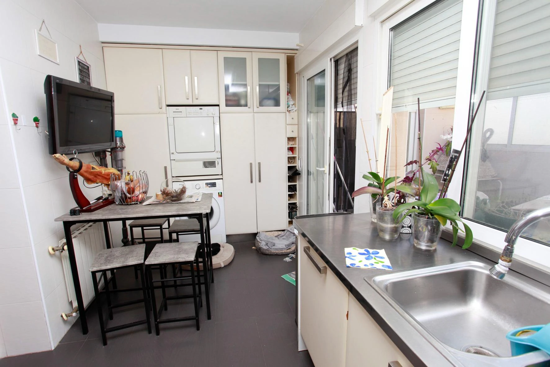 ¡ESPACIO ESPECTACULAR! Piso único 2 habitaciones( antes 3)Y 2 BAÑOS UNO EN SUITE con salón gigante, patio, vestidor y azotea privada