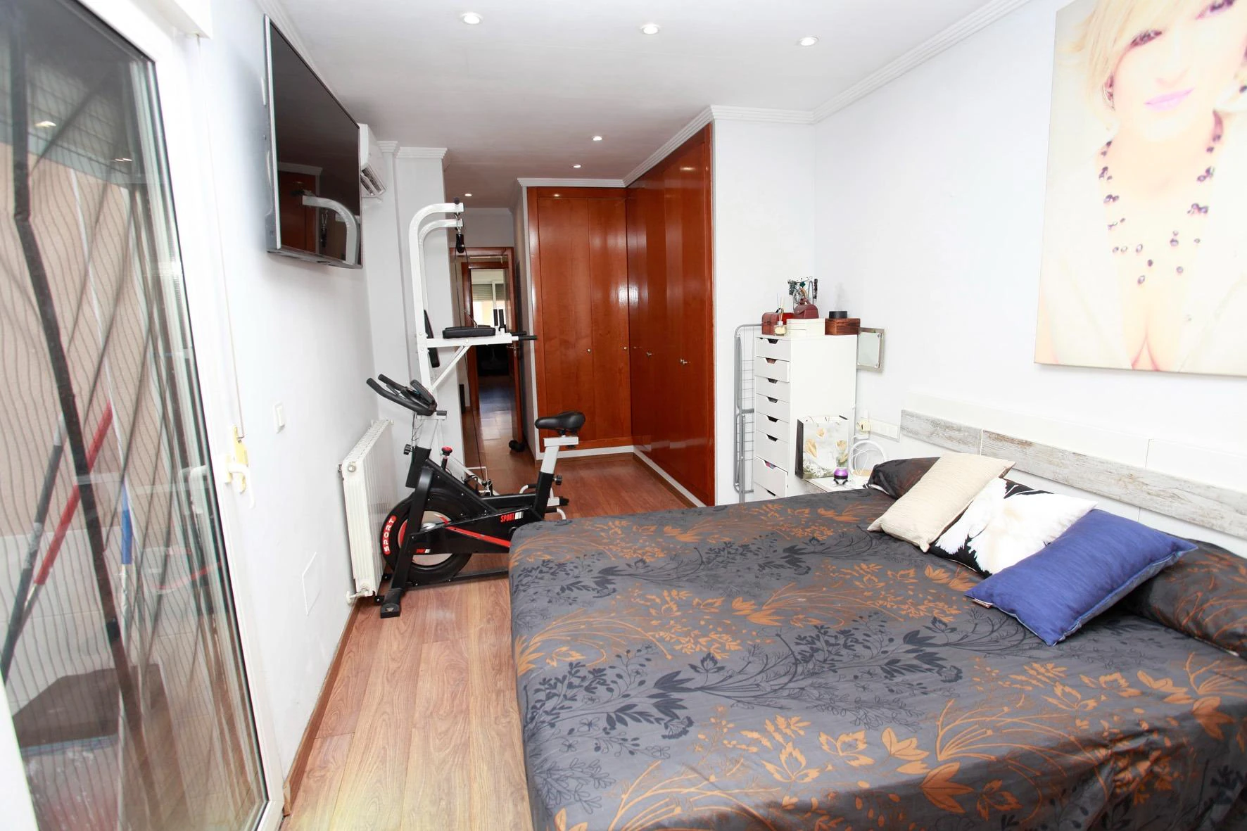 ¡ESPACIO ESPECTACULAR! Piso único 2 habitaciones( antes 3)Y 2 BAÑOS UNO EN SUITE con salón gigante, patio, vestidor y azotea privada