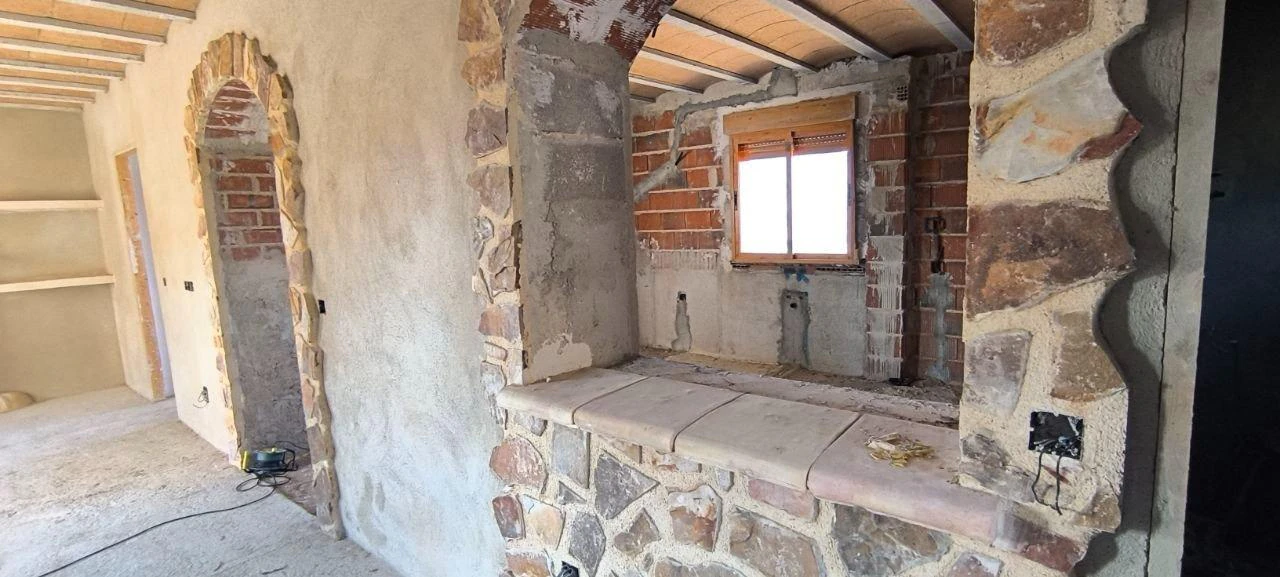 Amplia Casa con Terreno Rústico en Ricote por solo €100,000