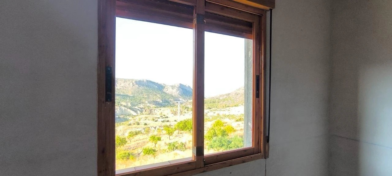 Amplia Casa con Terreno Rústico en Ricote por solo €100,000