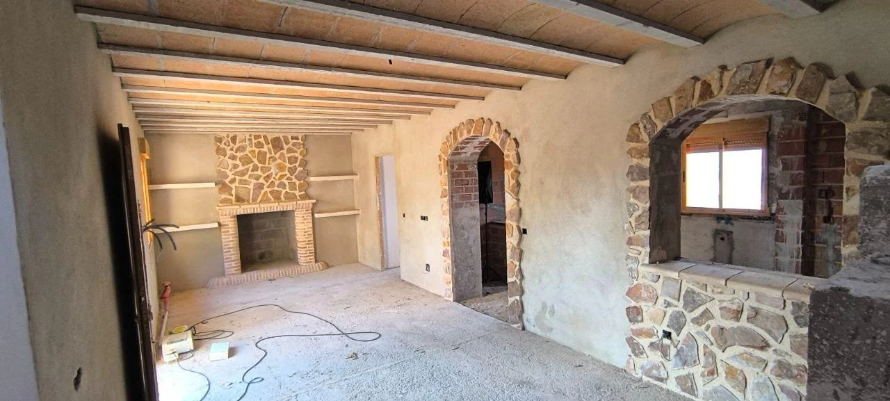 Amplia Casa con Terreno Rústico en Ricote por solo €100,000