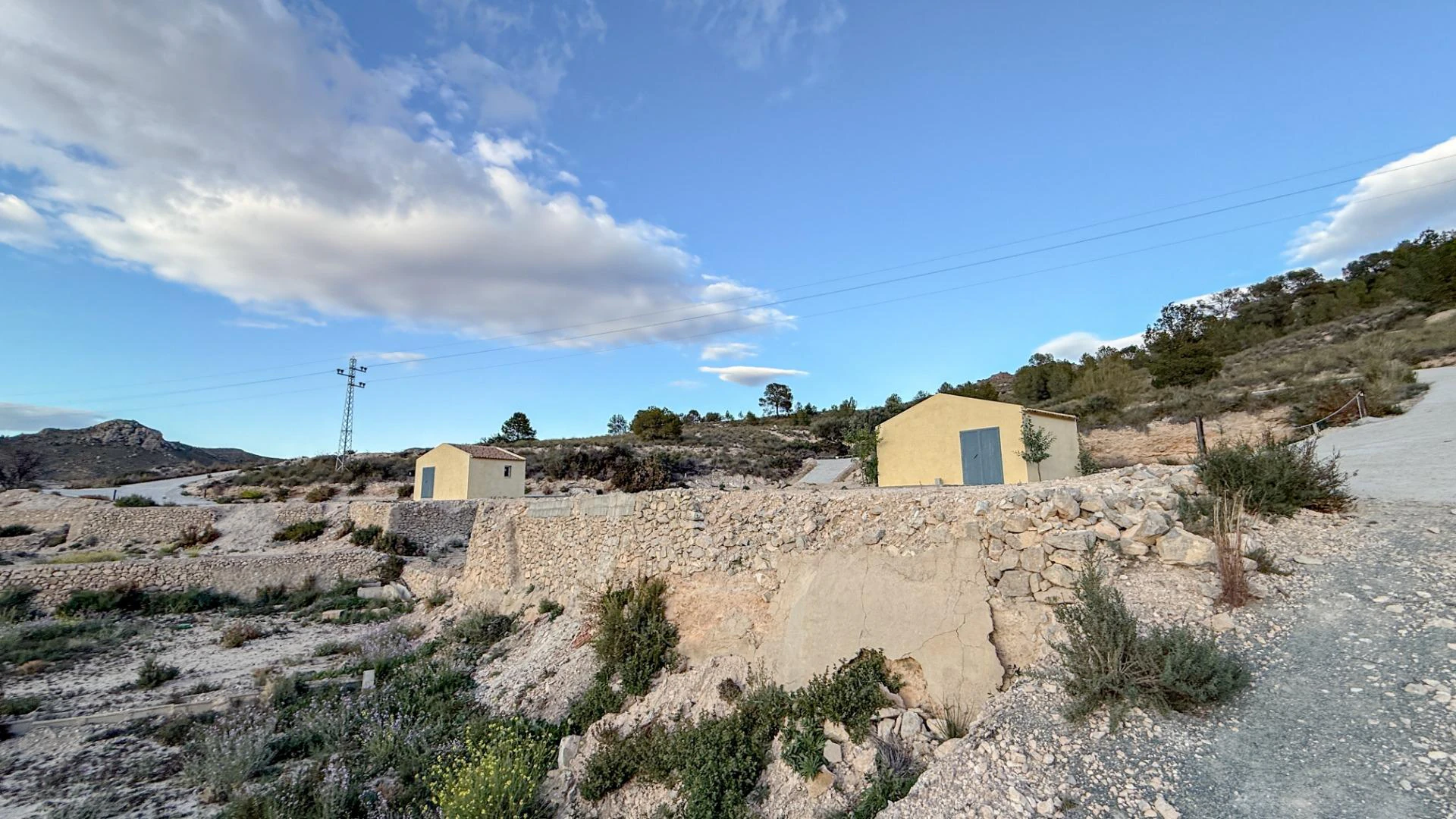 PARCELA CON CONSTRUCCIÓN