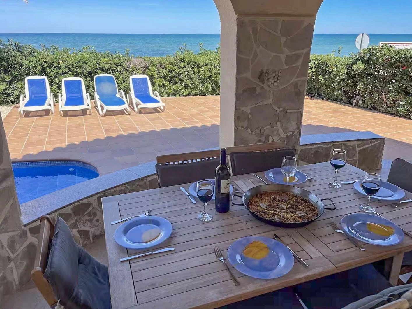 Mediterrane Villa in erster Strandlinie in Els Poblets