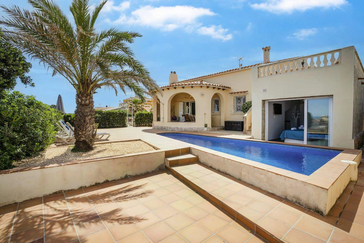 Mediterrane Villa in erster Strandlinie in Els Poblets