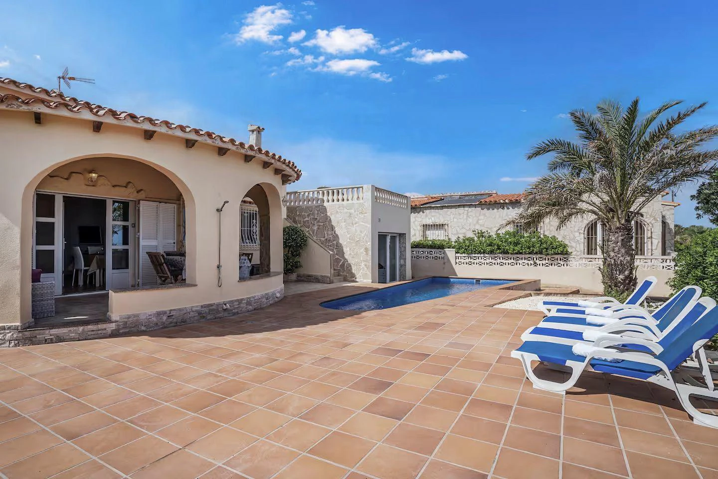 Mediterrane Villa in erster Strandlinie in Els Poblets