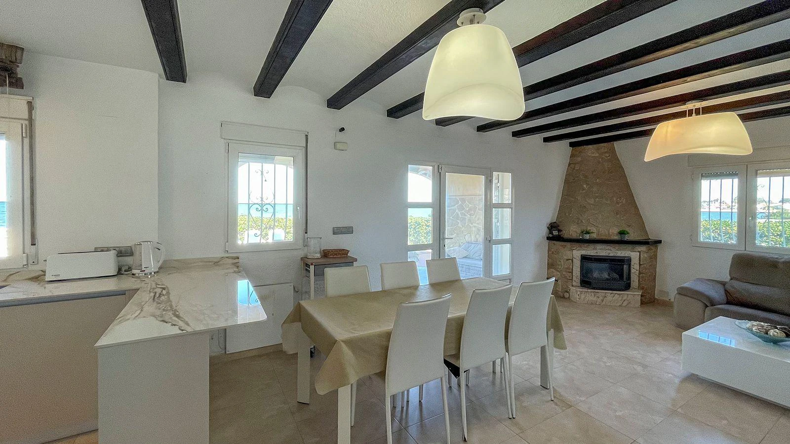Mediterrane Villa in erster Strandlinie in Els Poblets