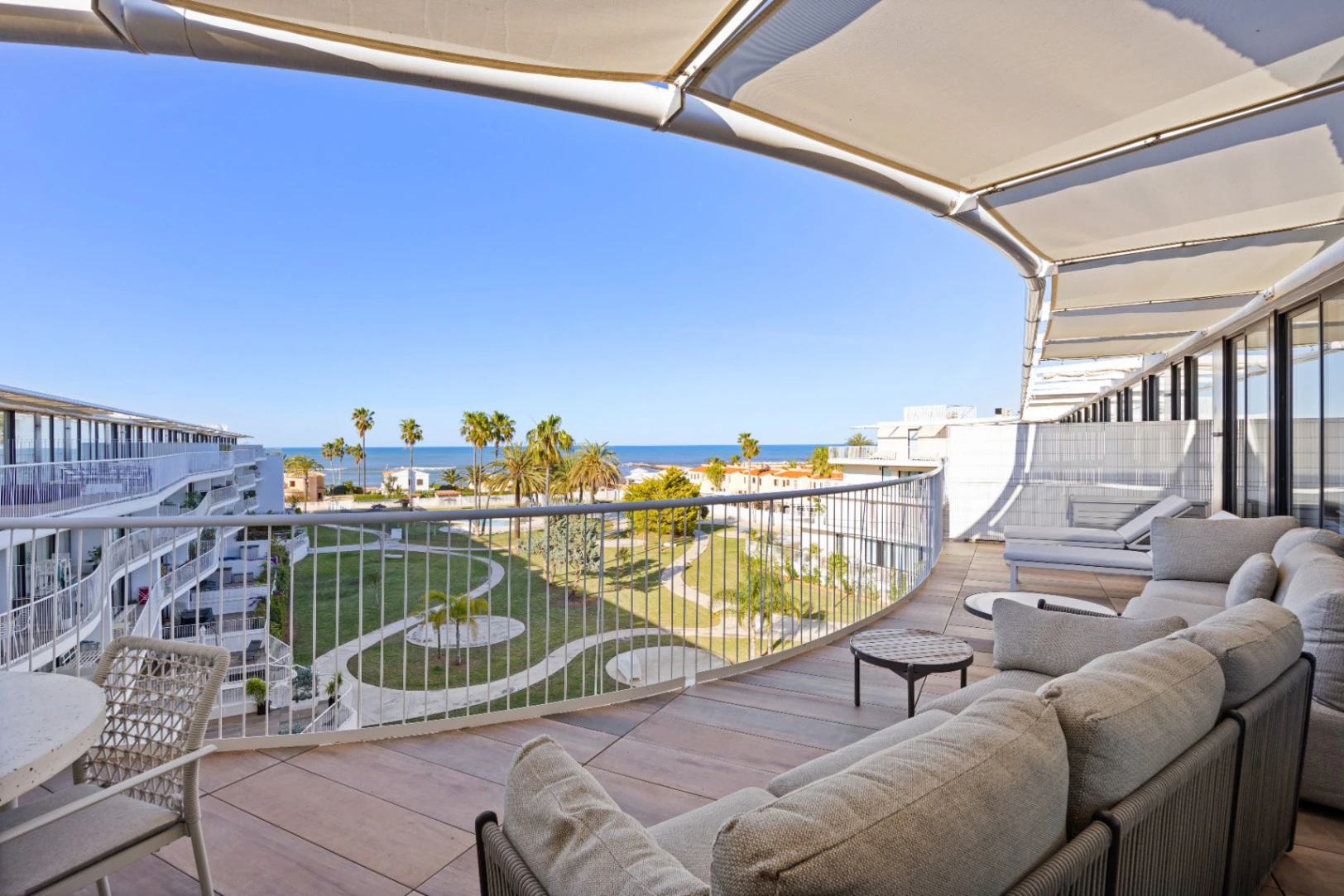Ático con espectaculares vistas frontales al mar y terraza de 36 m² en Dénia