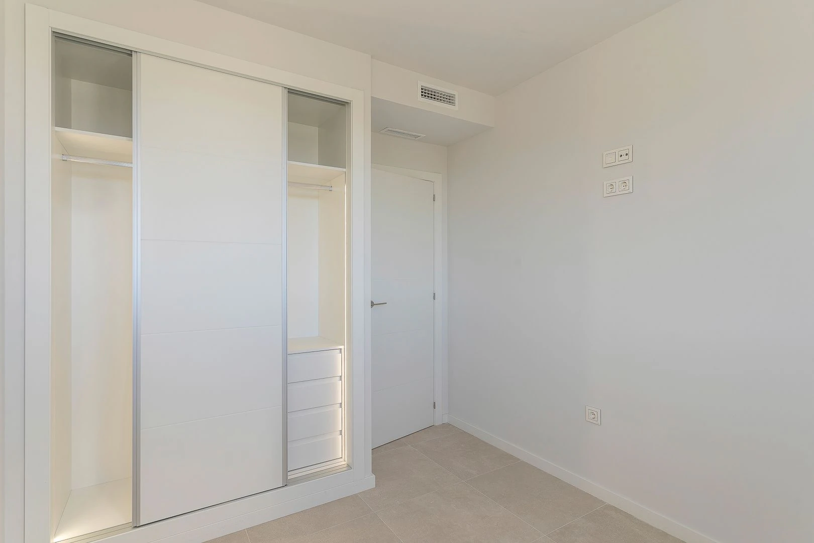 Ático de obra nueva con solárium privado junto a la playa de Denia