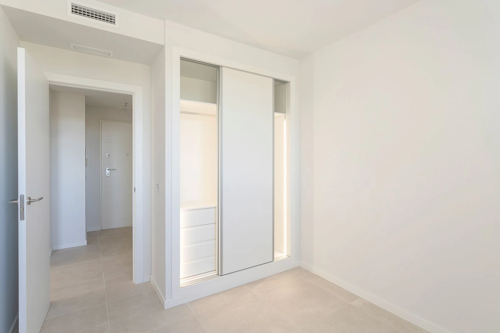 Ático de obra nueva con solárium privado junto a la playa de Denia
