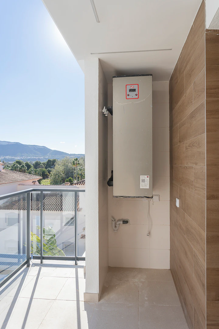 Ático de obra nueva con solárium privado junto a la playa de Denia