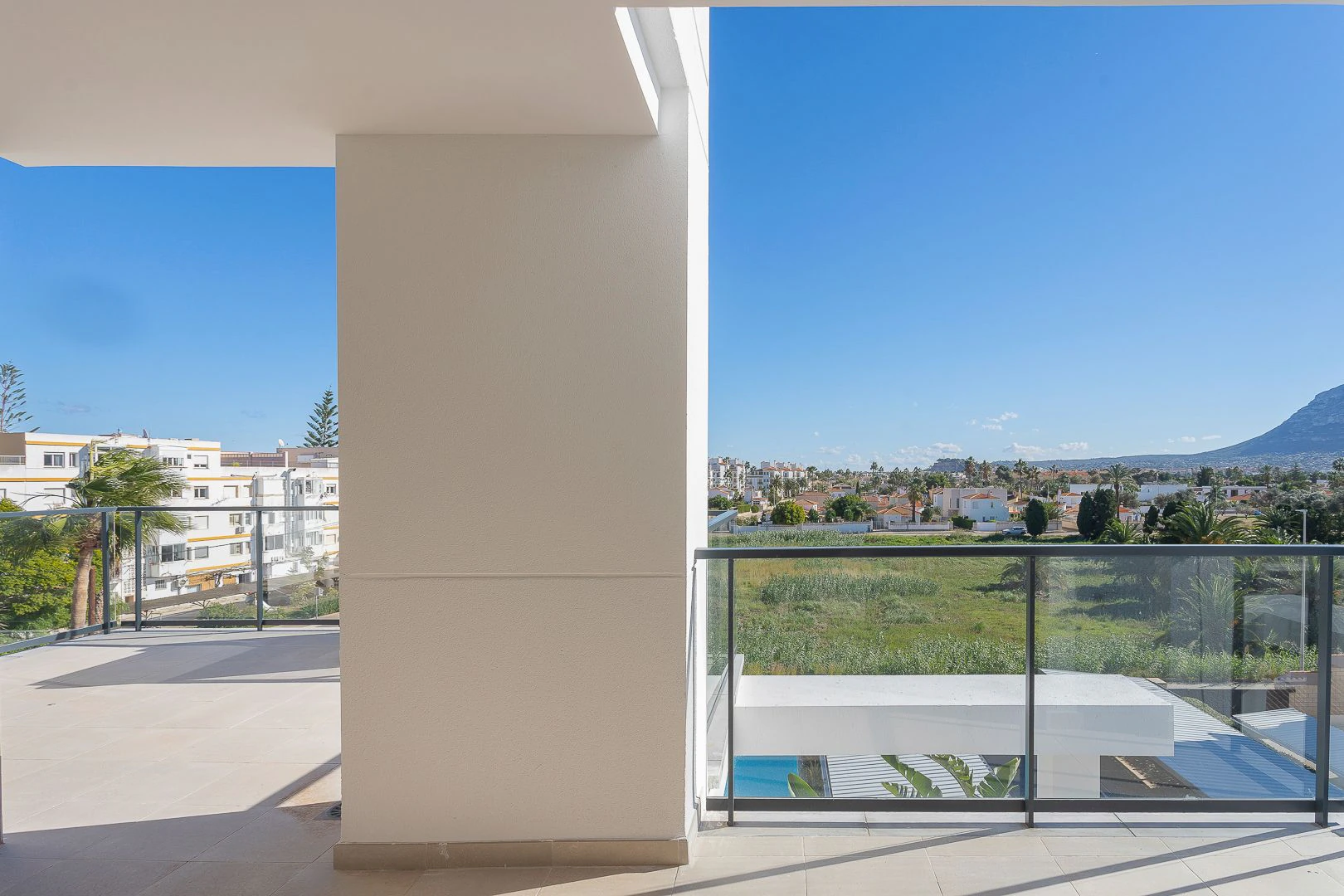 Ático de obra nueva con solárium privado junto a la playa de Denia