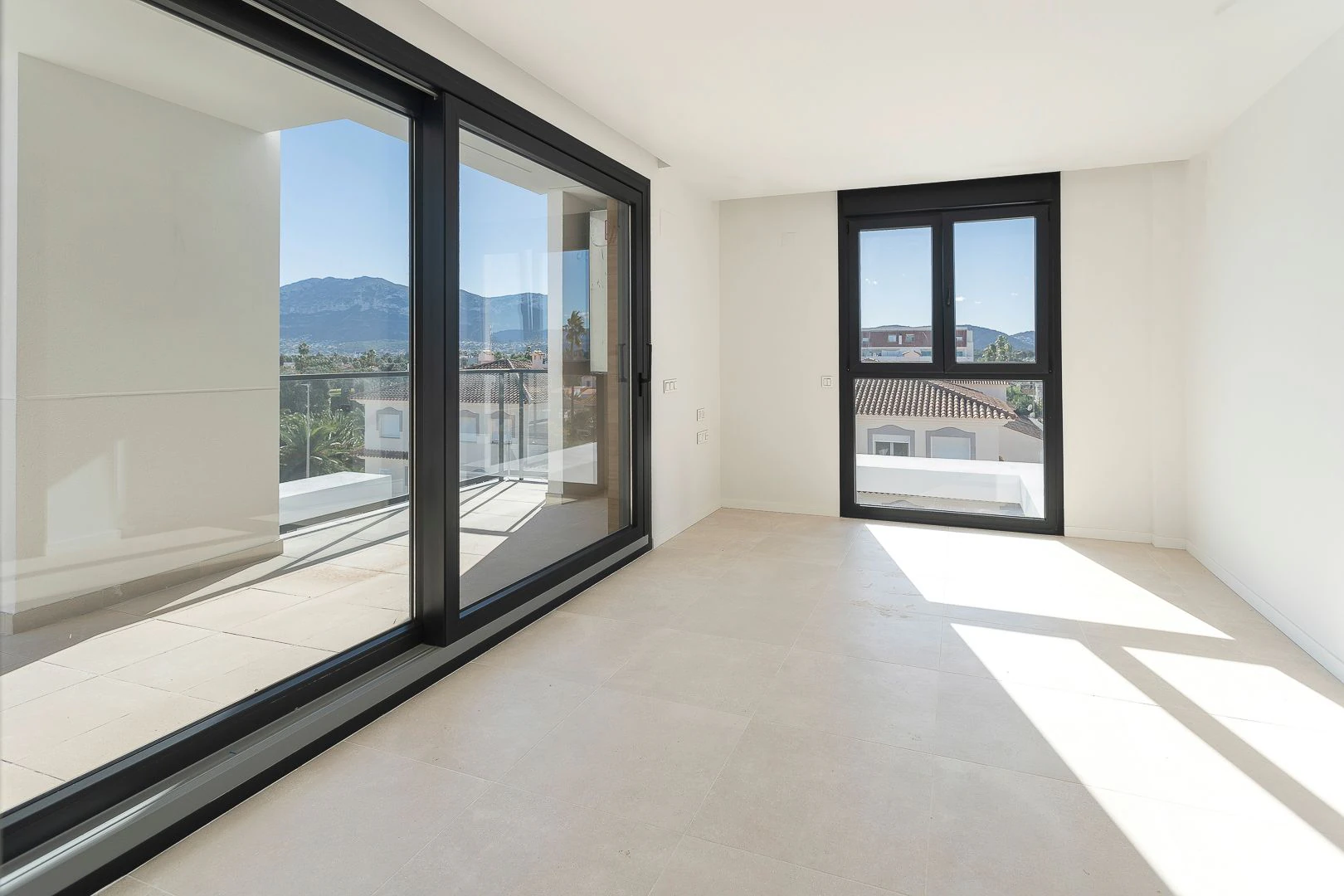Ático de obra nueva con solárium privado junto a la playa de Denia