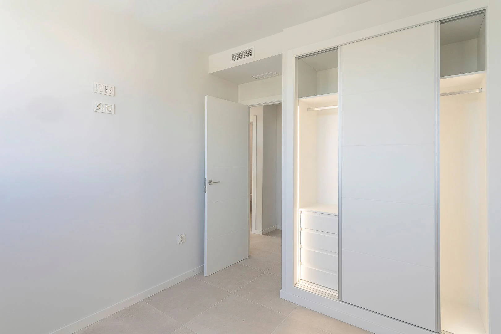 Ático de obra nueva con solárium privado junto a la playa de Denia