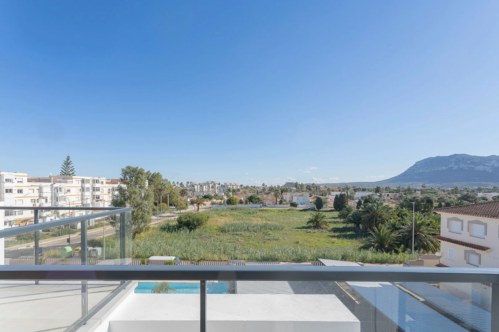 Ático de obra nueva con solárium privado junto a la playa de Denia