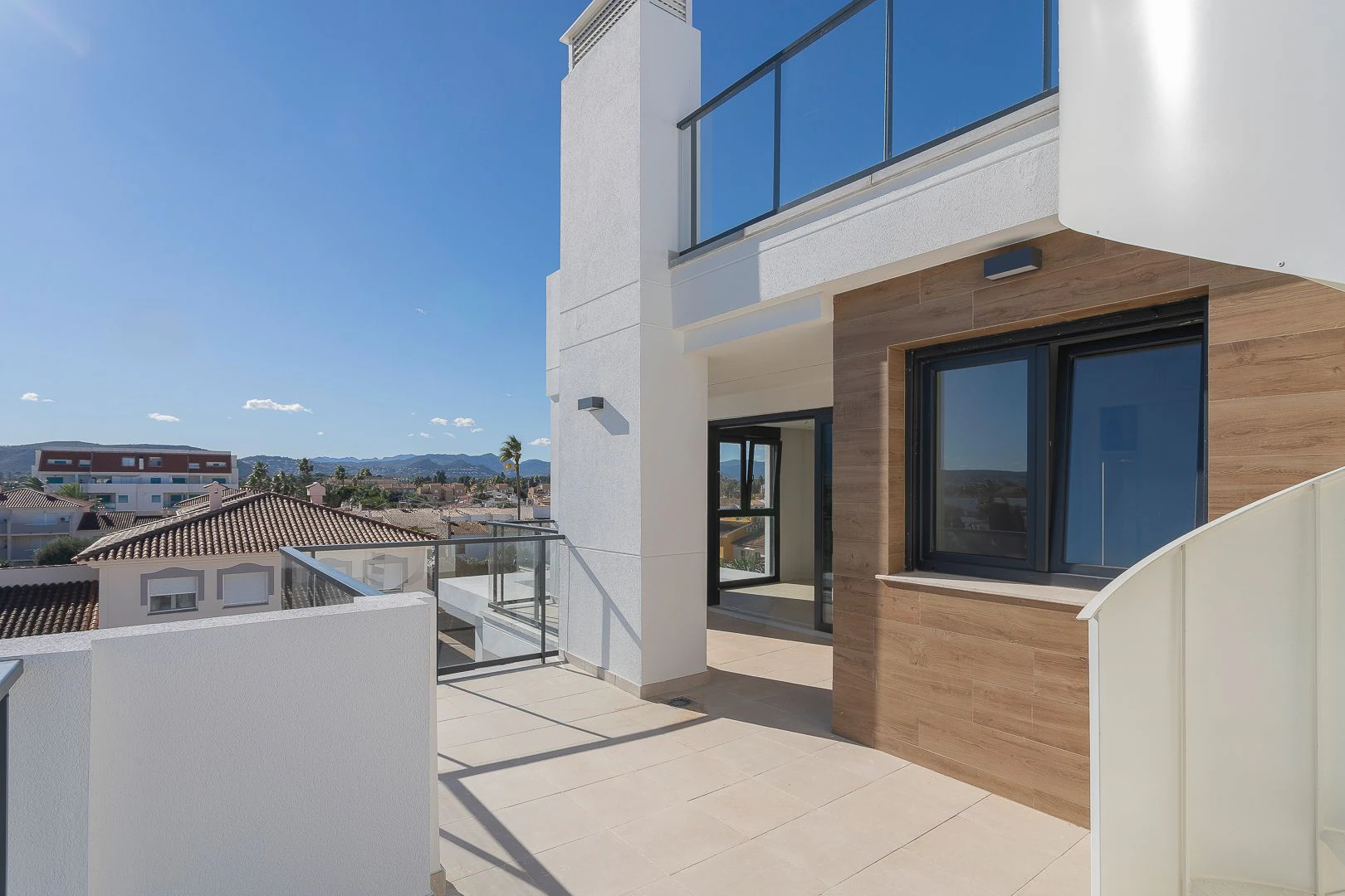 Ático de obra nueva con solárium privado junto a la playa de Denia