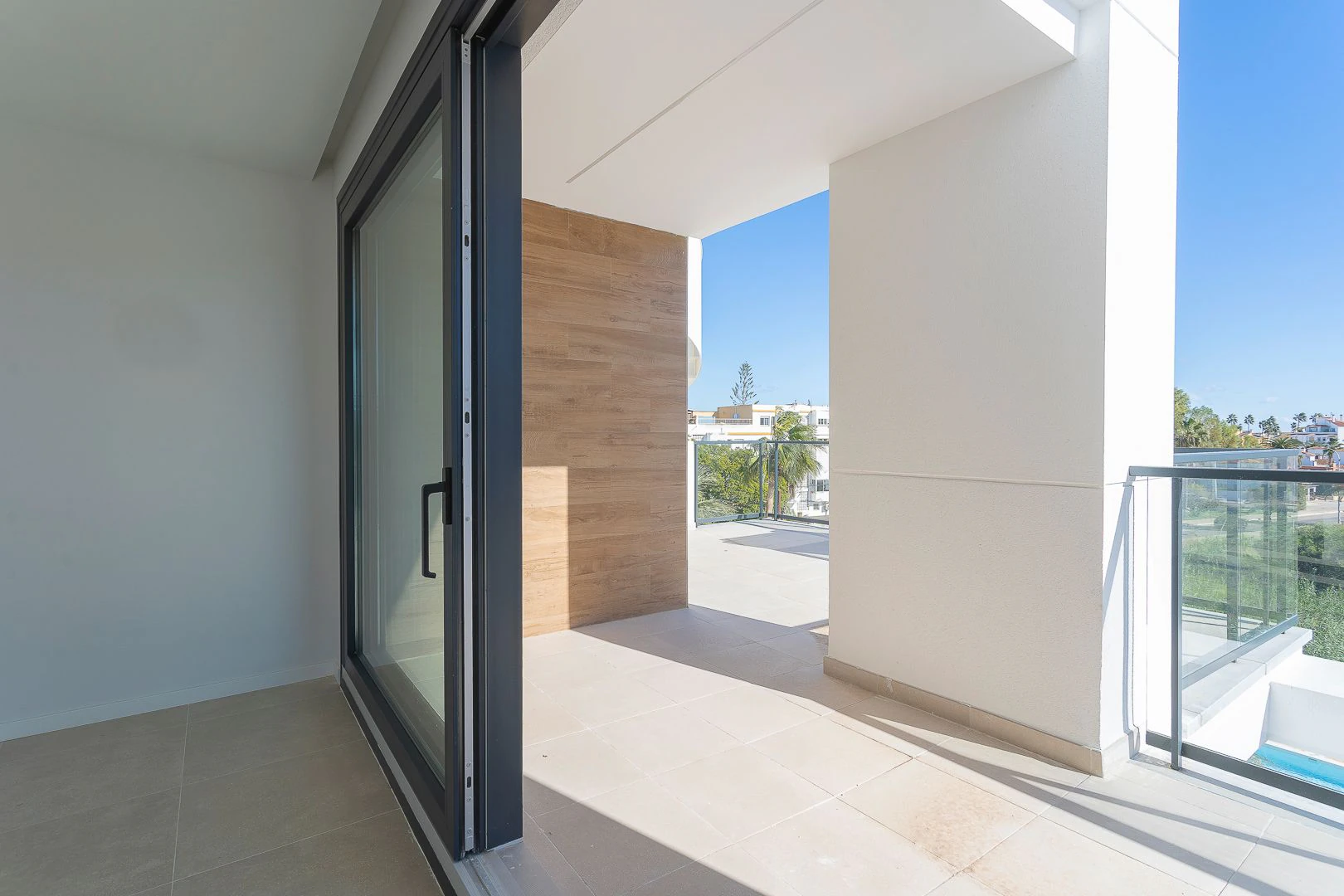 Ático de obra nueva con solárium privado junto a la playa de Denia