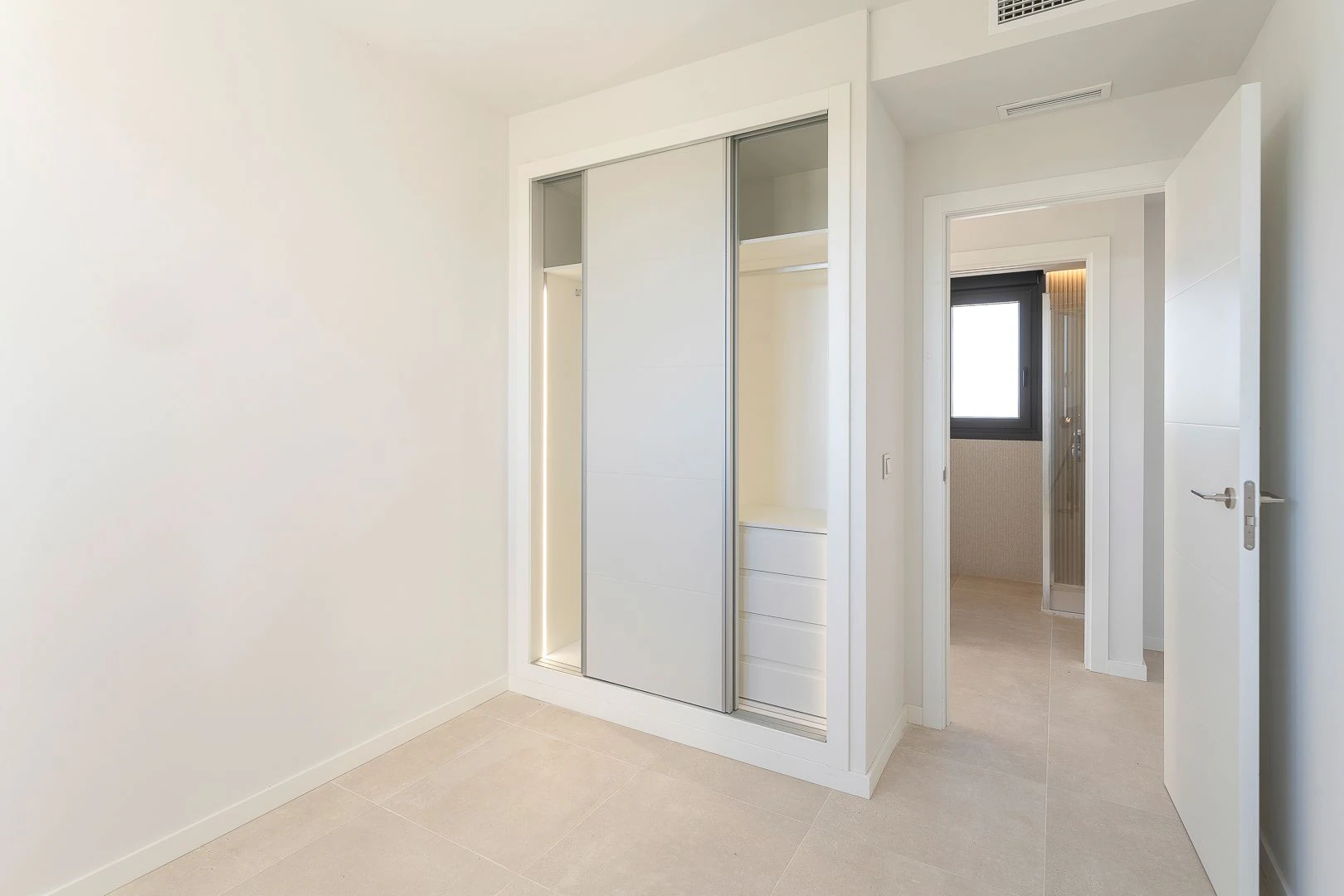 Ático de obra nueva con solárium privado junto a la playa de Denia