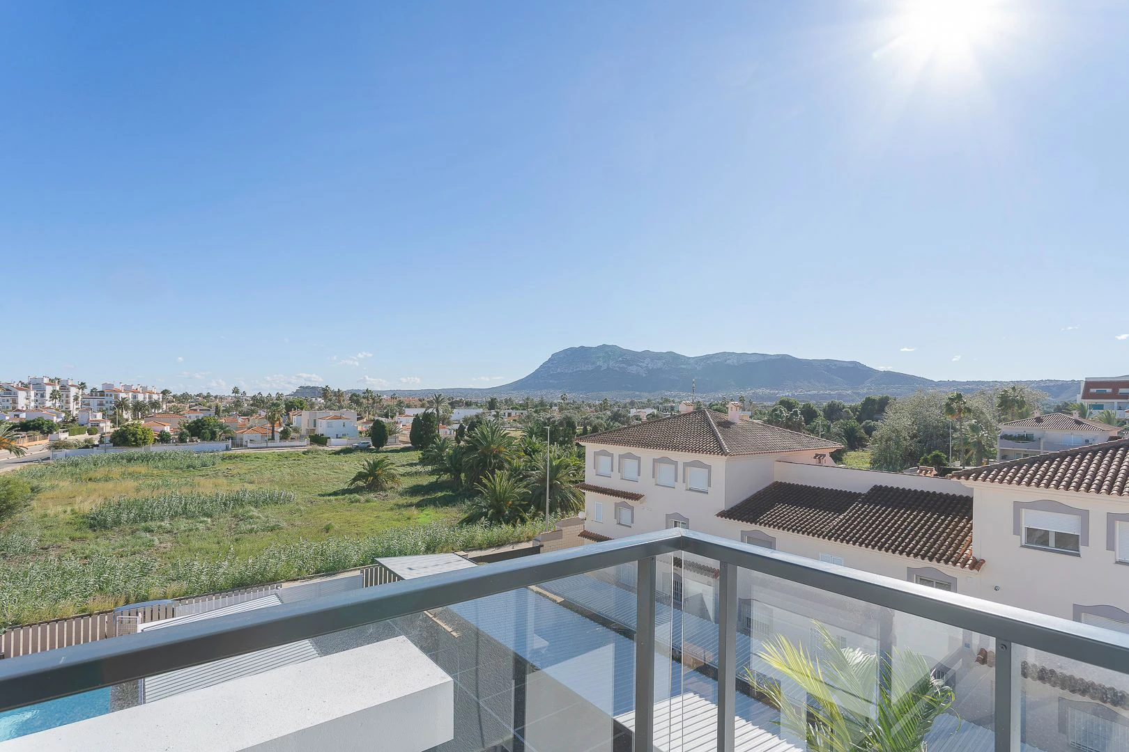 Ático de obra nueva con solárium privado junto a la playa de Denia