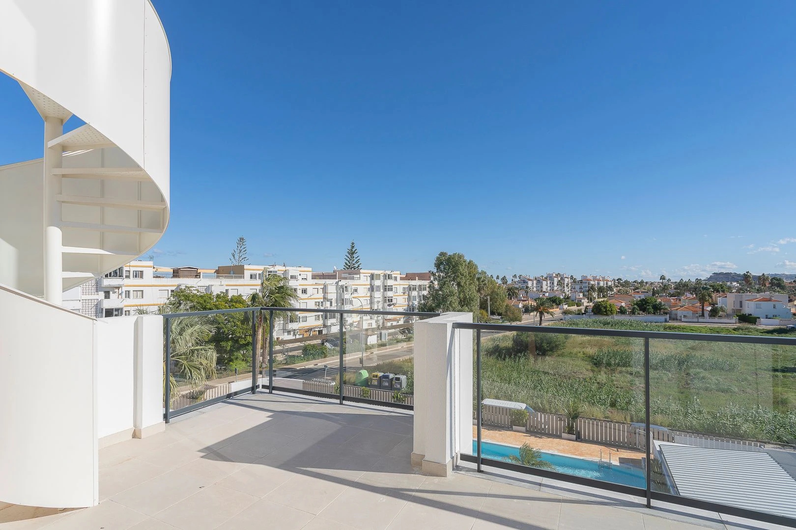 Ático de obra nueva con solárium privado junto a la playa de Denia