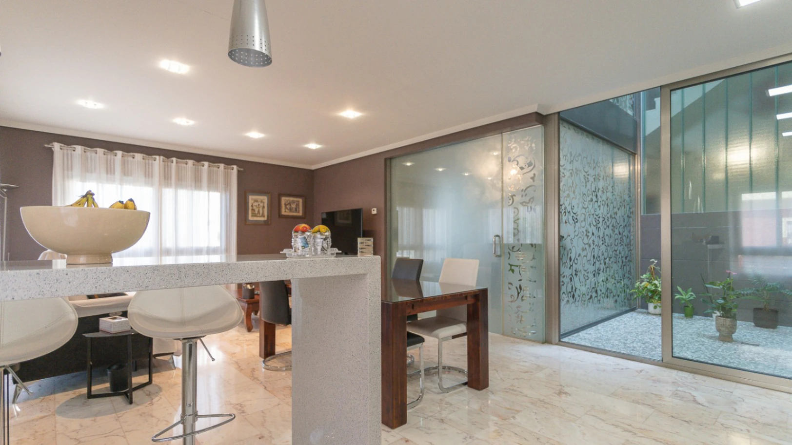 Casa unifamiliar premium en Pego: Sostenibilidad asegurada y terrazas con vistas a la montaña.