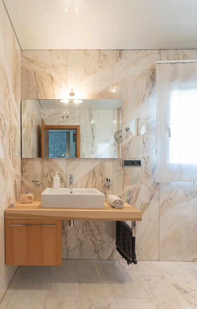 Casa unifamiliar premium en Pego: Sostenibilidad asegurada y terrazas con vistas a la montaña.