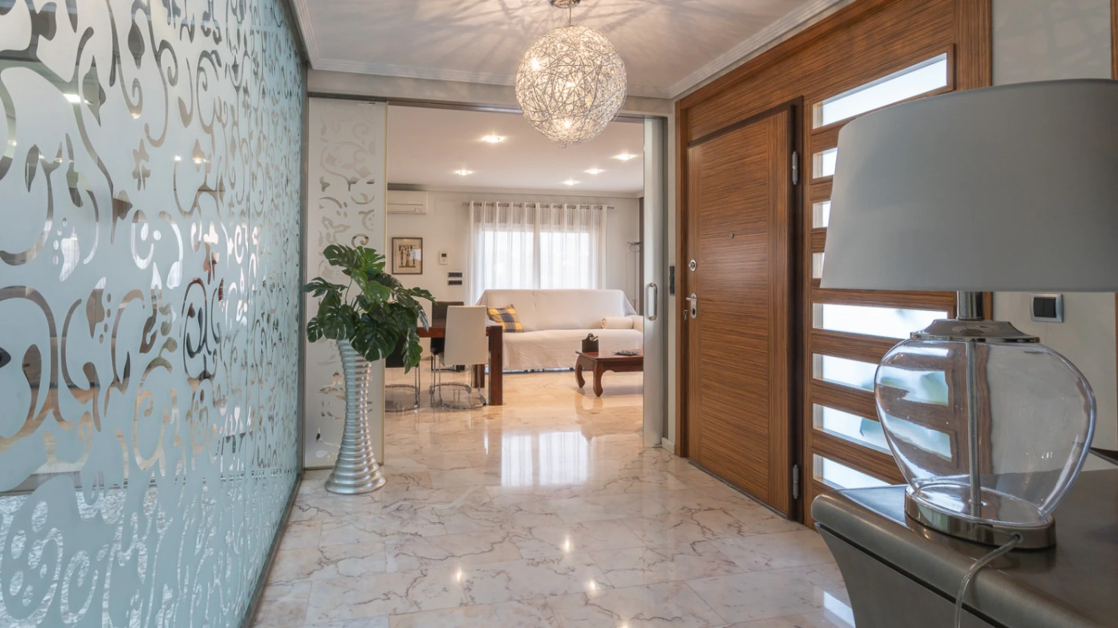 Casa unifamiliar premium en Pego: Sostenibilidad asegurada y terrazas con vistas a la montaña.