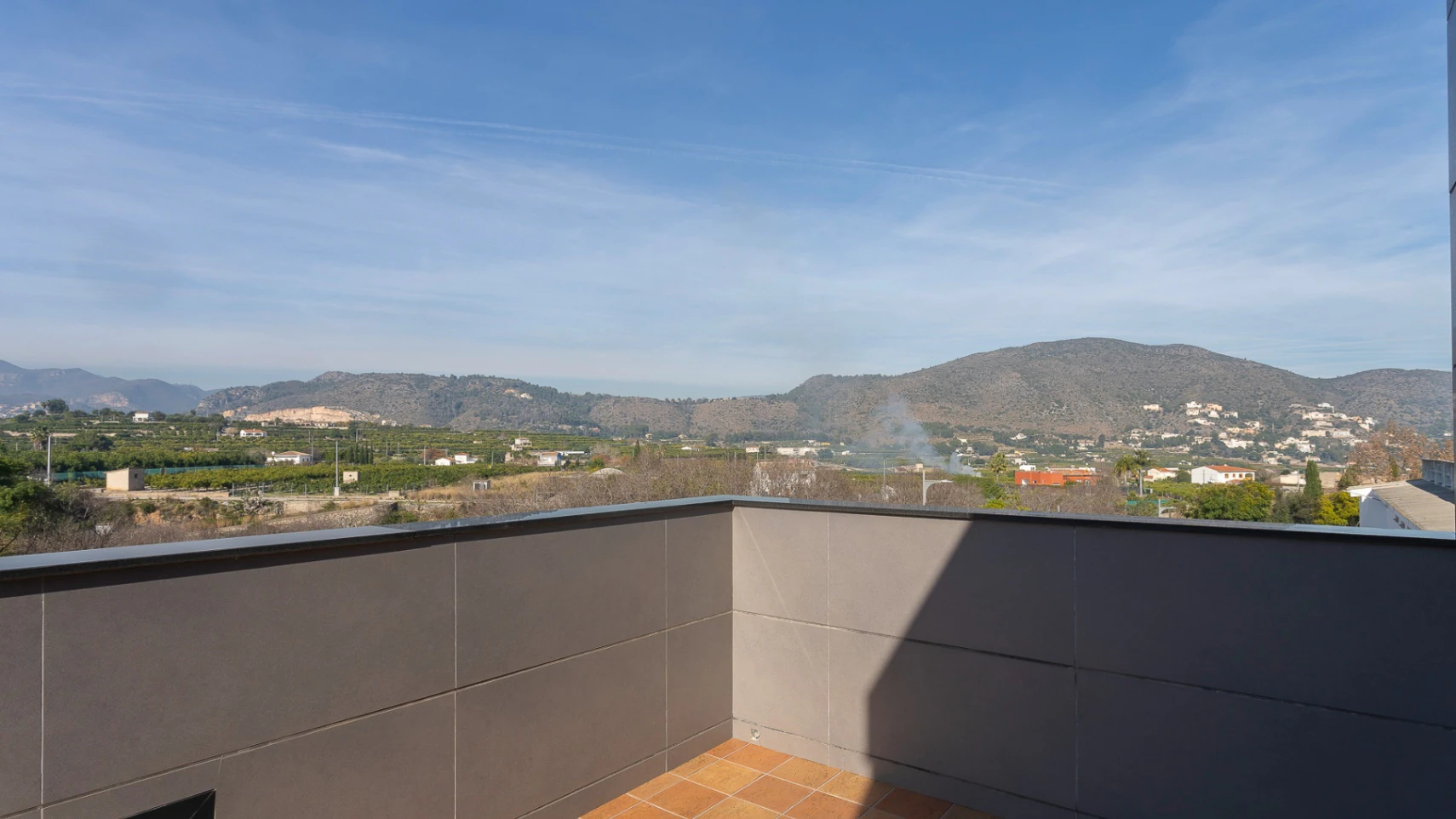 Casa unifamiliar premium en Pego: Sostenibilidad asegurada y terrazas con vistas a la montaña.