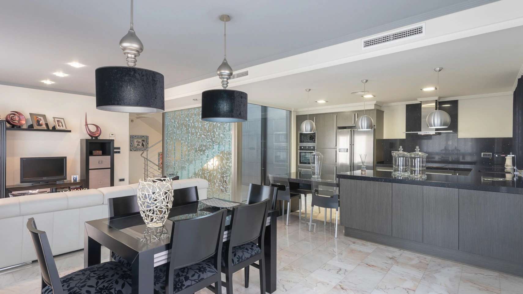 Casa unifamiliar premium en Pego: Sostenibilidad asegurada y terrazas con vistas a la montaña.