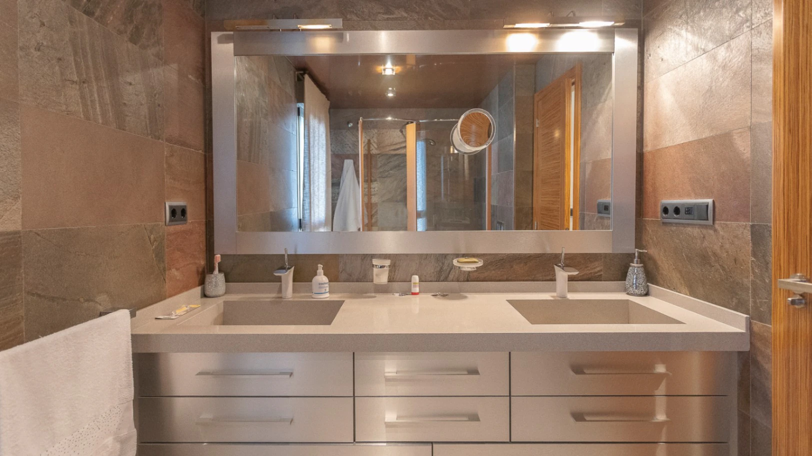 Casa unifamiliar premium en Pego: Sostenibilidad asegurada y terrazas con vistas a la montaña.