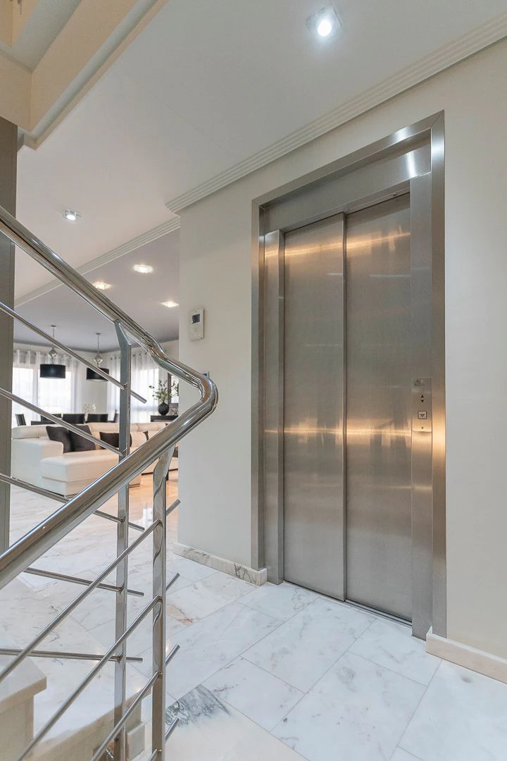 Casa unifamiliar premium en Pego: Sostenibilidad asegurada y terrazas con vistas a la montaña.