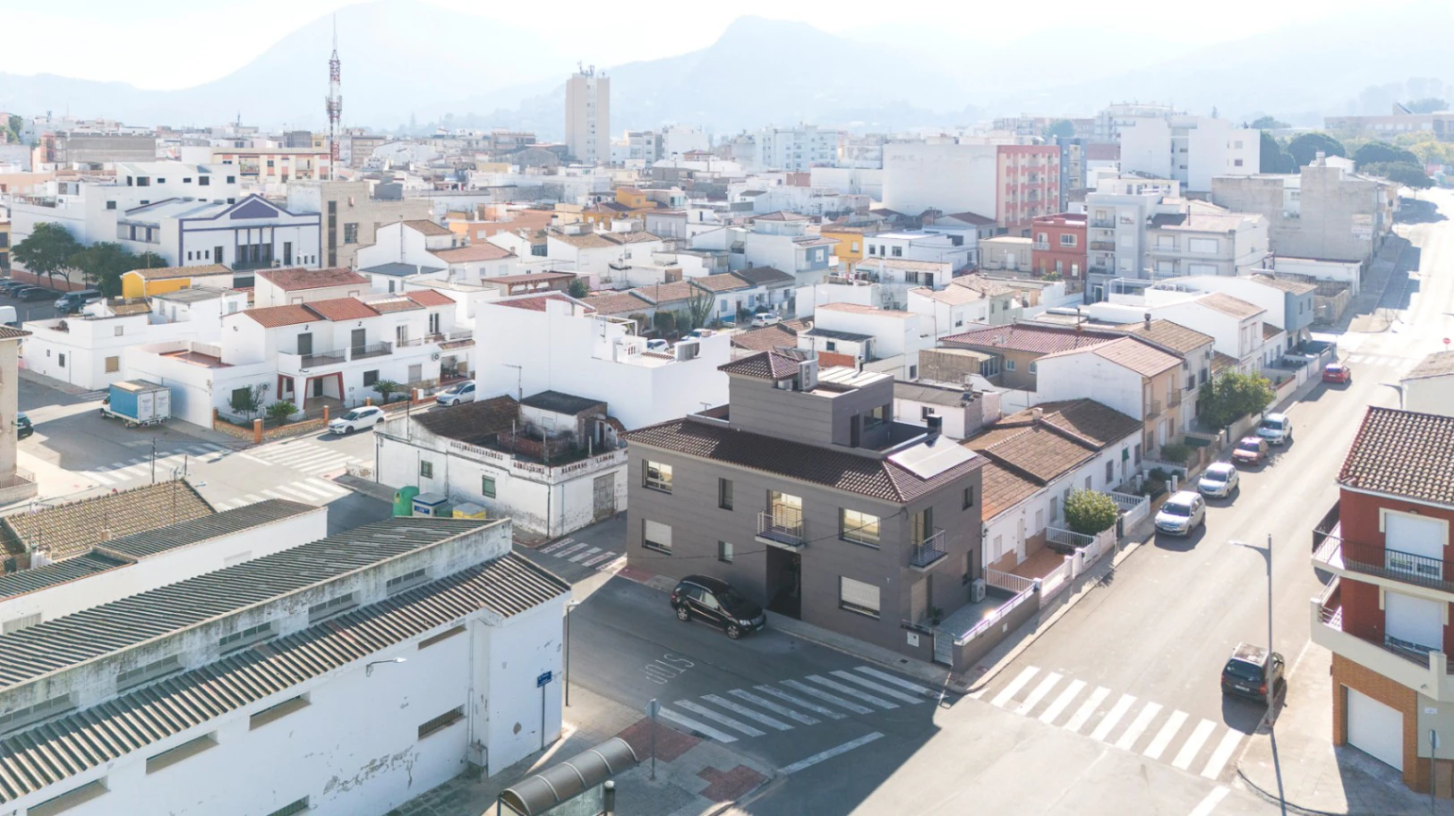 Casa unifamiliar premium en Pego: Sostenibilidad asegurada y terrazas con vistas a la montaña.