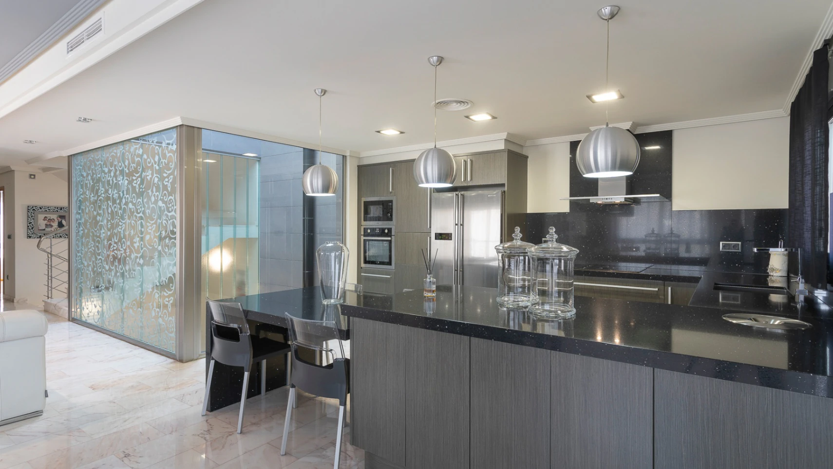 Casa unifamiliar premium en Pego: Sostenibilidad asegurada y terrazas con vistas a la montaña.