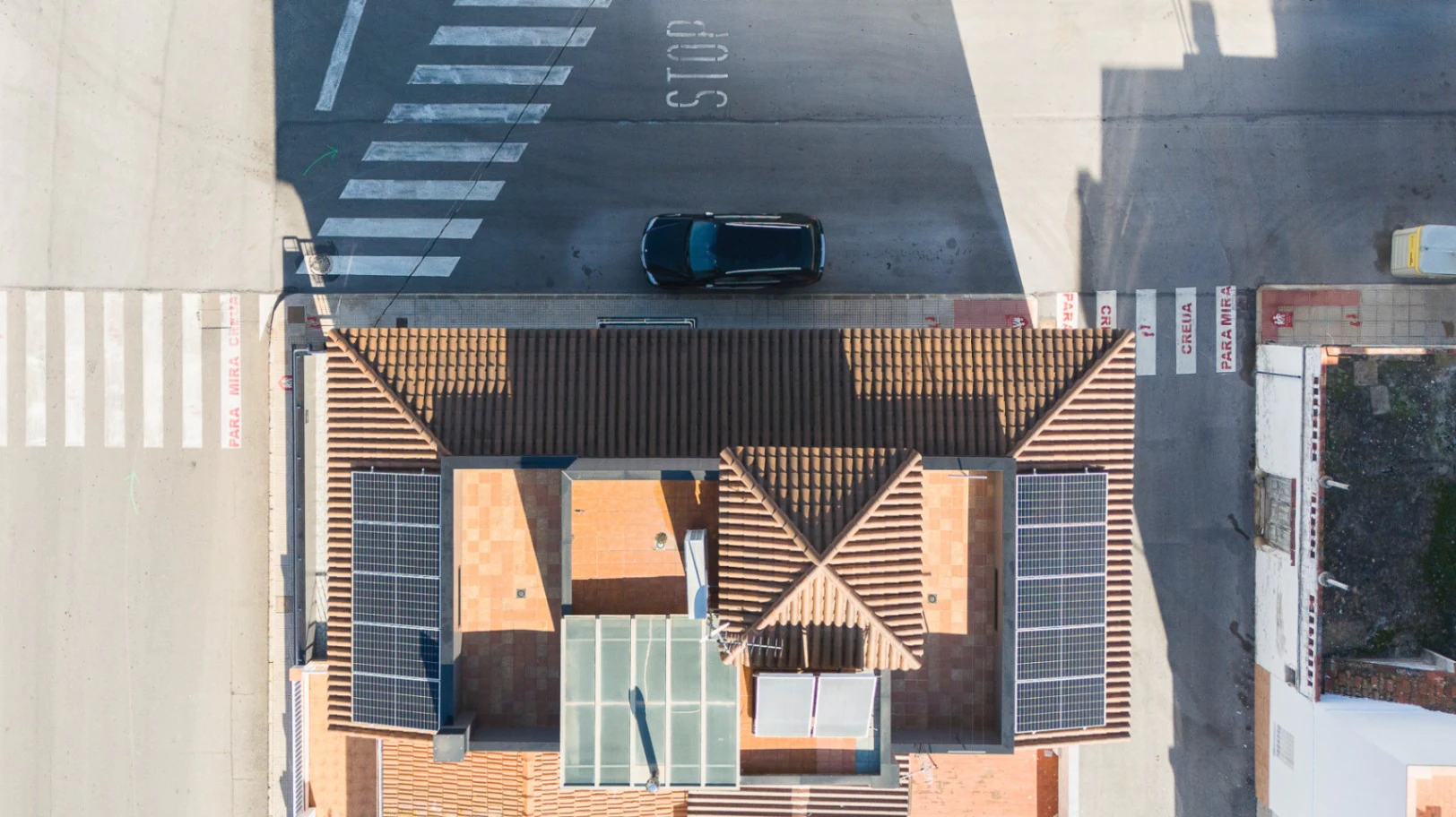 Casa unifamiliar premium en Pego: Sostenibilidad asegurada y terrazas con vistas a la montaña.