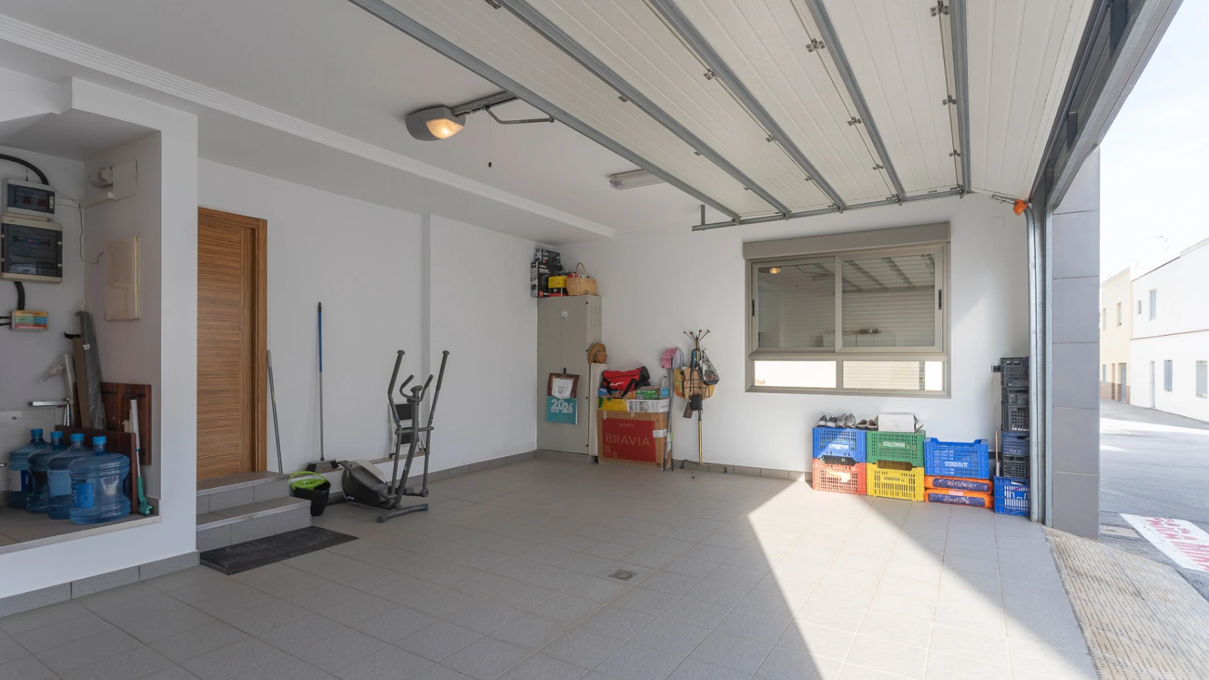 Casa unifamiliar premium en Pego: Sostenibilidad asegurada y terrazas con vistas a la montaña.