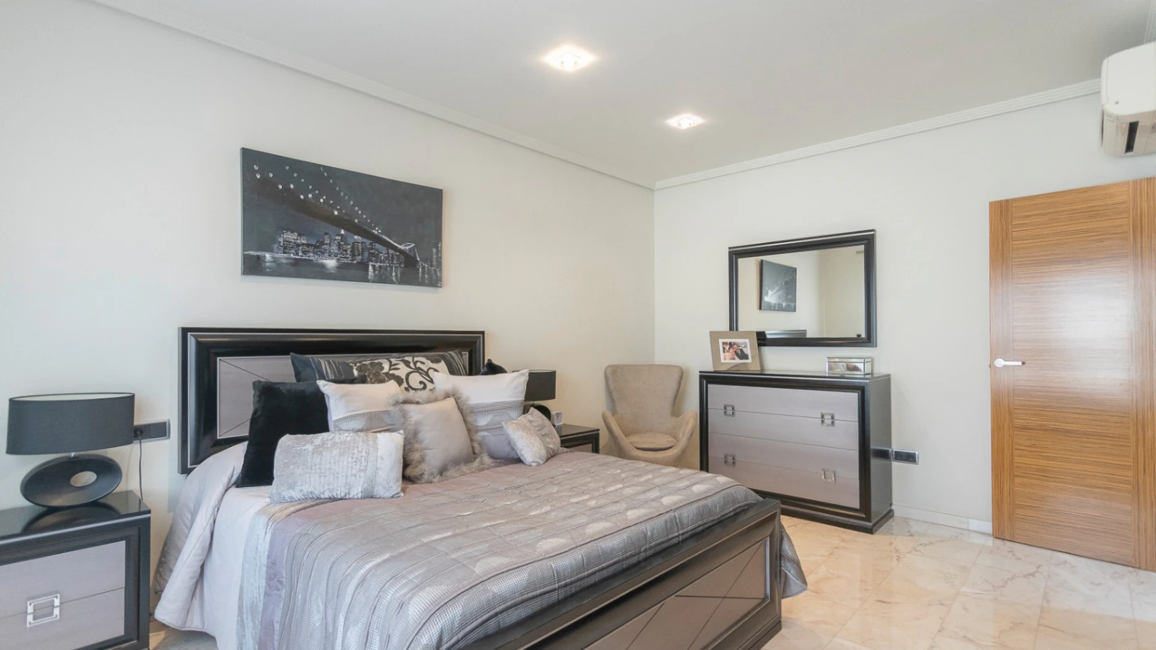 Casa unifamiliar premium en Pego: Sostenibilidad asegurada y terrazas con vistas a la montaña.