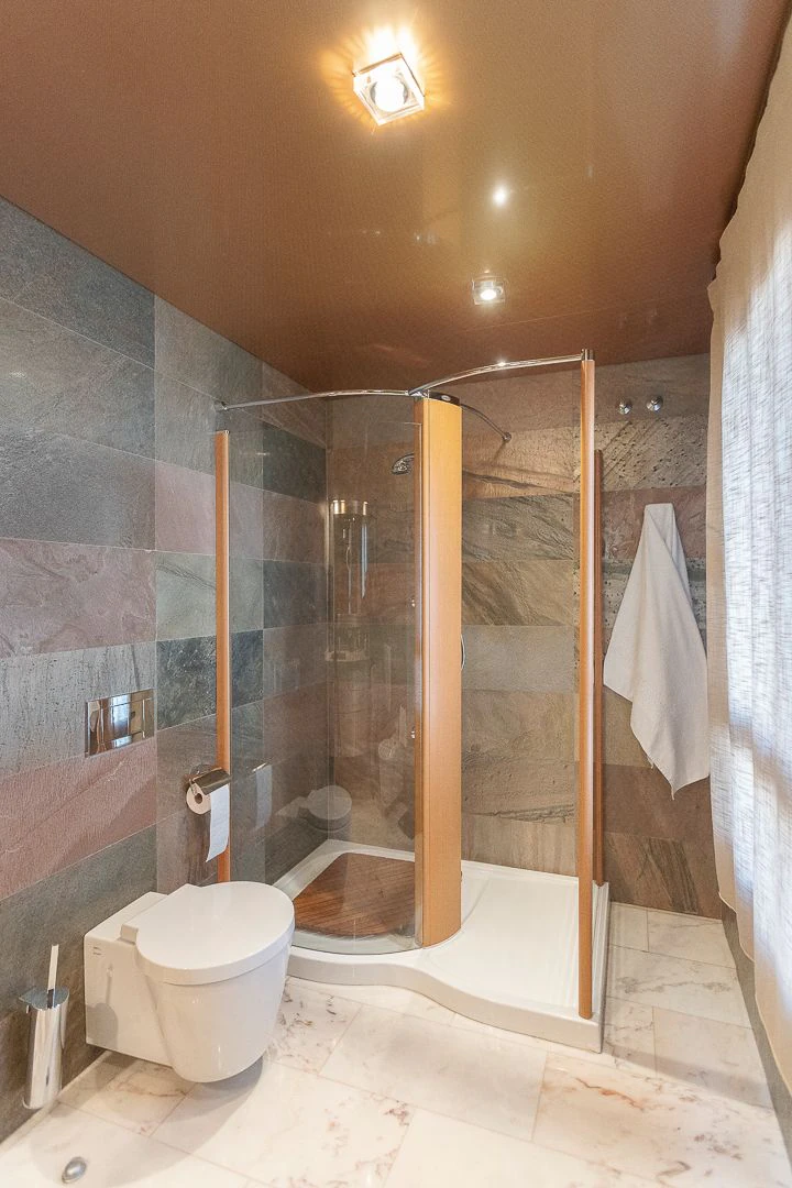 Casa unifamiliar premium en Pego: Sostenibilidad asegurada y terrazas con vistas a la montaña.