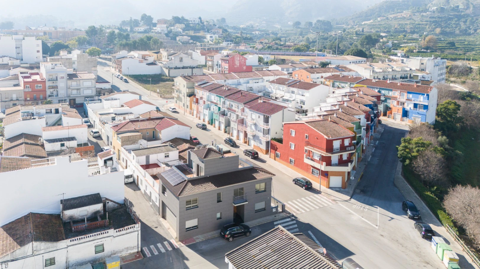 Casa unifamiliar premium en Pego: Sostenibilidad asegurada y terrazas con vistas a la montaña.