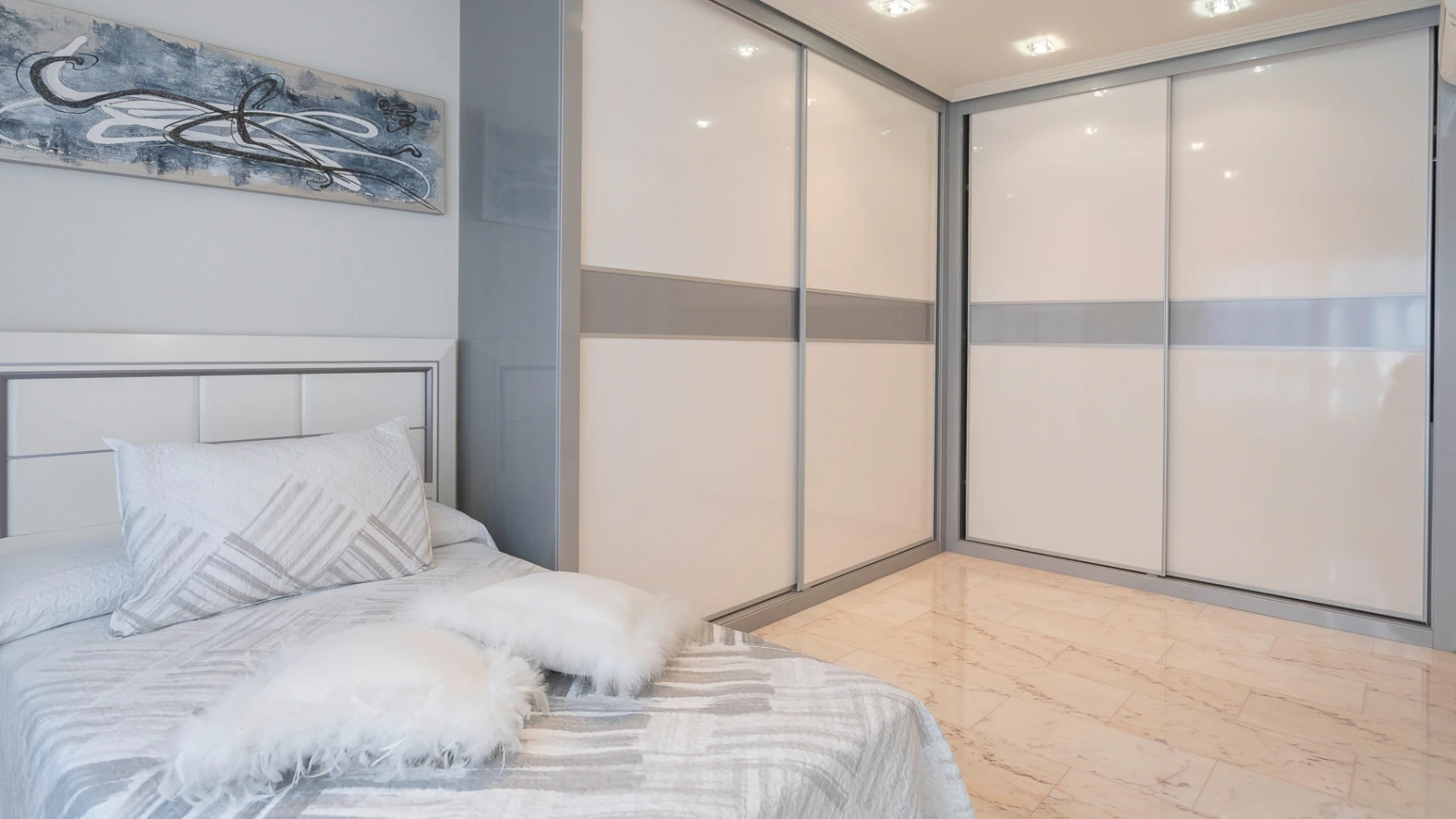 Casa unifamiliar premium en Pego: Sostenibilidad asegurada y terrazas con vistas a la montaña.