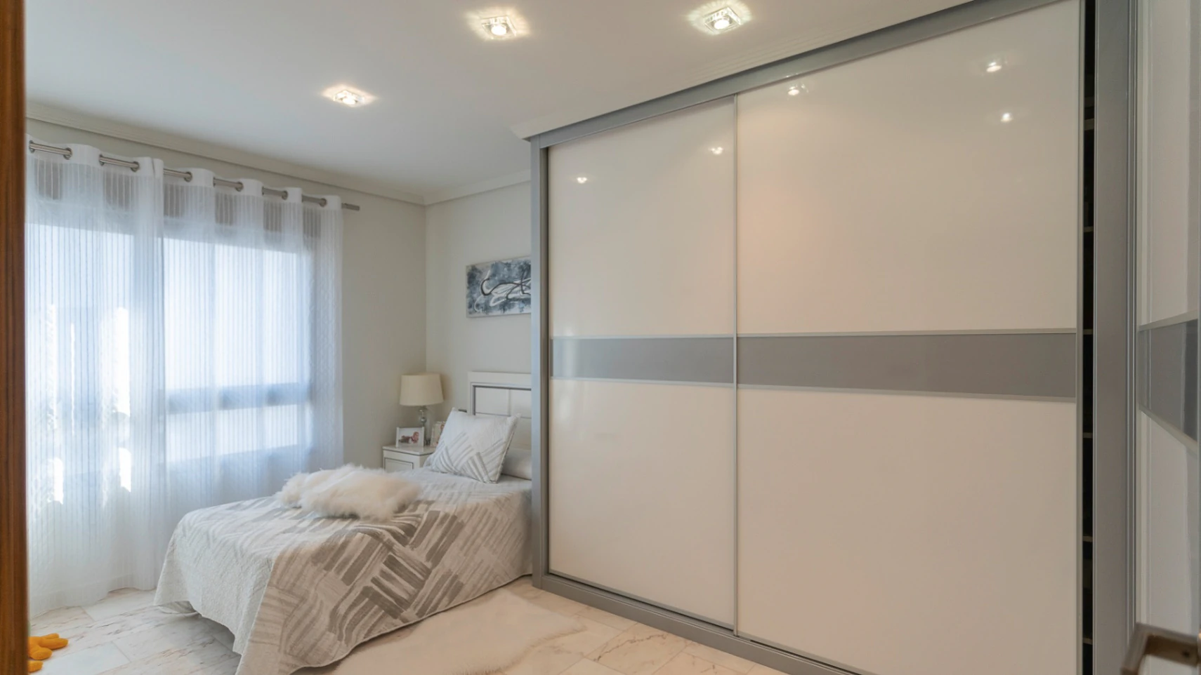 Casa unifamiliar premium en Pego: Sostenibilidad asegurada y terrazas con vistas a la montaña.