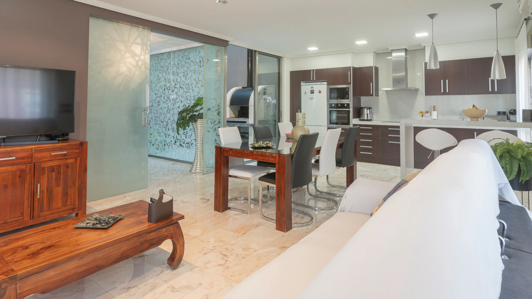 Casa unifamiliar premium en Pego: Sostenibilidad asegurada y terrazas con vistas a la montaña.