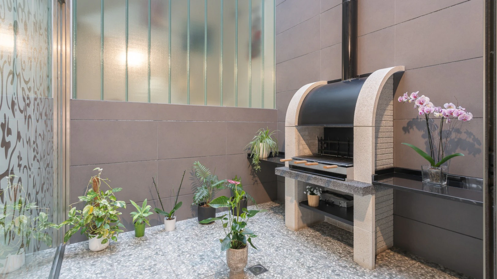 Casa unifamiliar premium en Pego: Sostenibilidad asegurada y terrazas con vistas a la montaña.