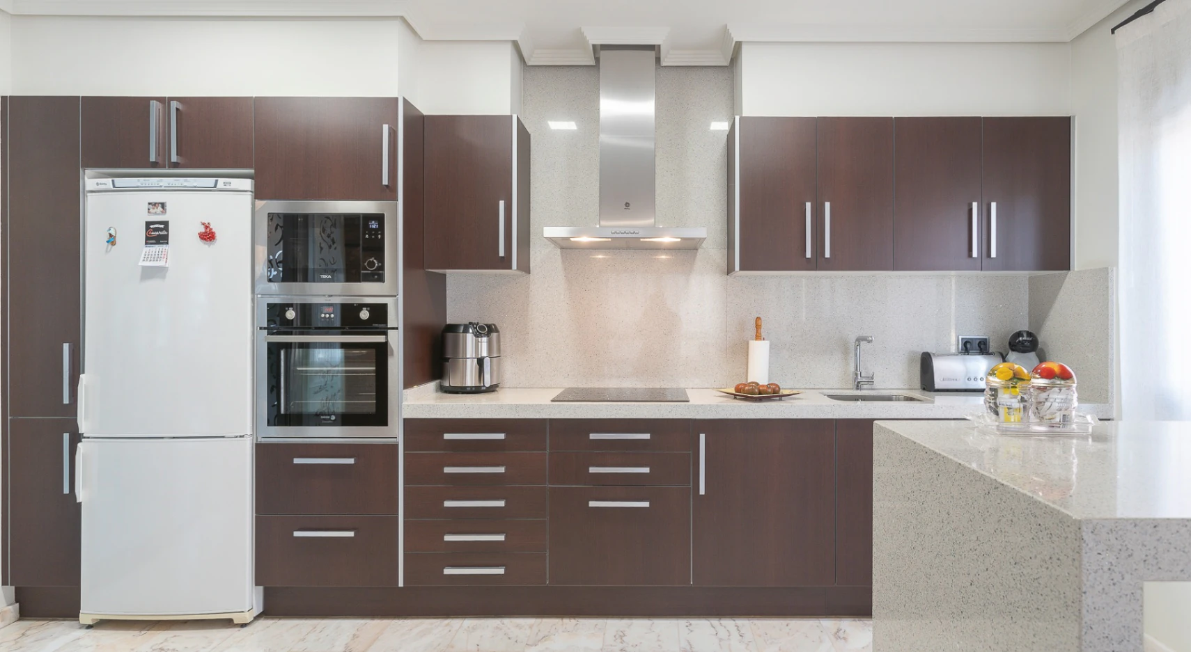 Casa unifamiliar premium en Pego: Sostenibilidad asegurada y terrazas con vistas a la montaña.