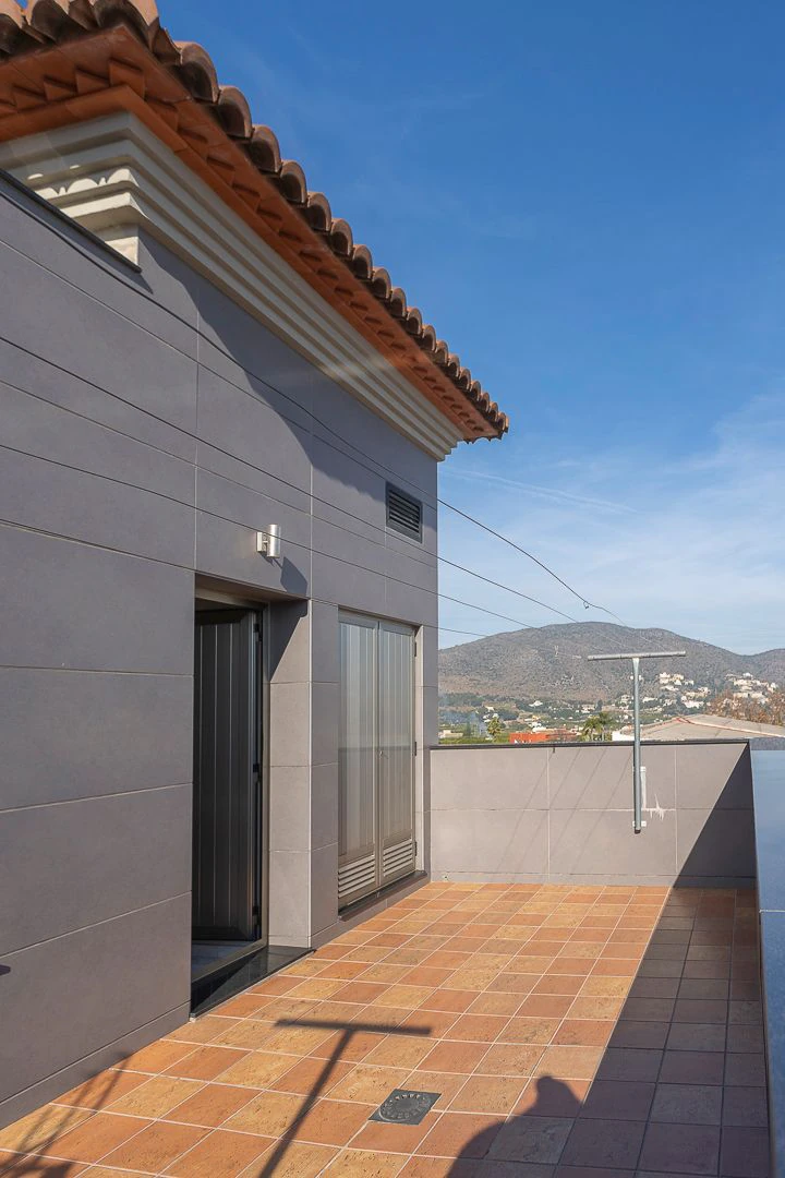 Casa unifamiliar premium en Pego: Sostenibilidad asegurada y terrazas con vistas a la montaña.